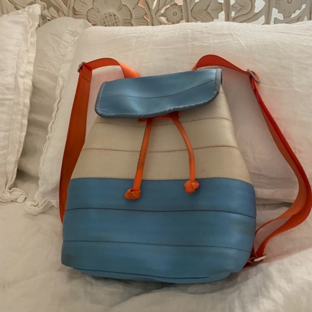 Harvey’s Berkeley  seatbelt backpack in Sky & Orange
